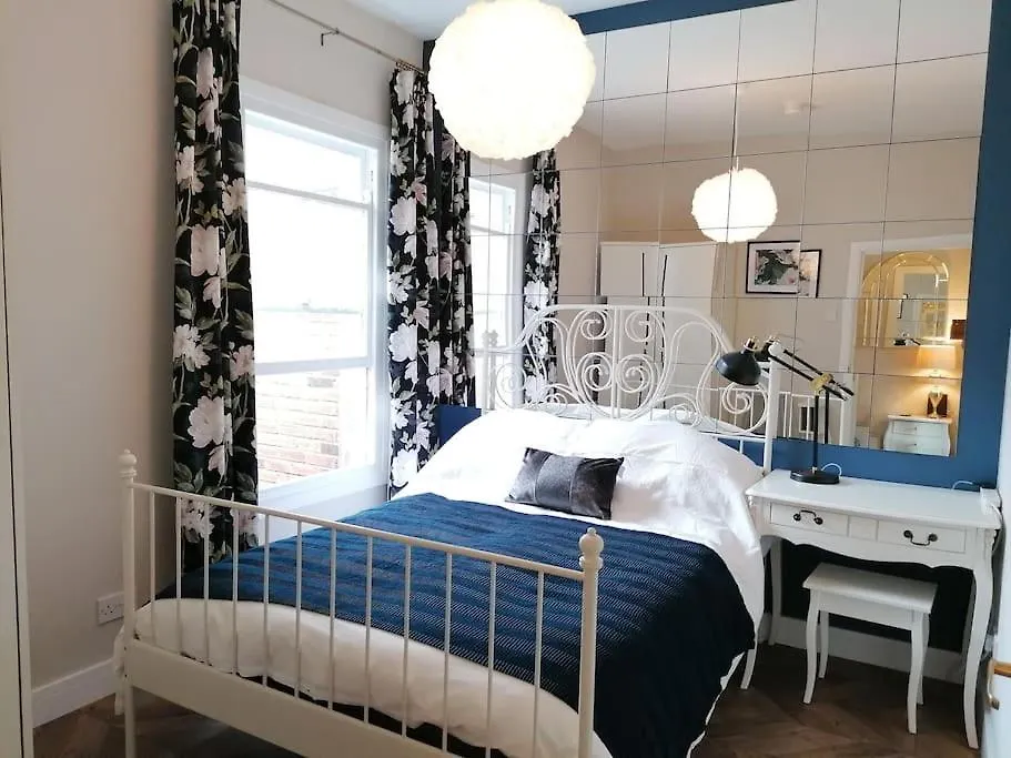 Stunning 3 Bedroom Townhouse In The Heart Of City location