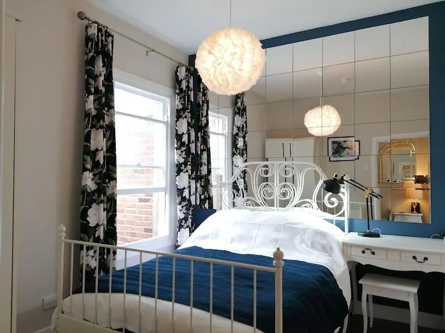 Stunning 3 Bedroom Townhouse In The Heart Of City Belfast 0*,